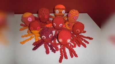 Stricken und Häkeln ist nicht nur eine schöne und sinnvolle Freizeitbeschäftigung ‒ der Erlös der Kunstwerke soll Menschen, die besonders unter den Folgen der Pandemie leiden, zugute kommen. (Foto: VA)