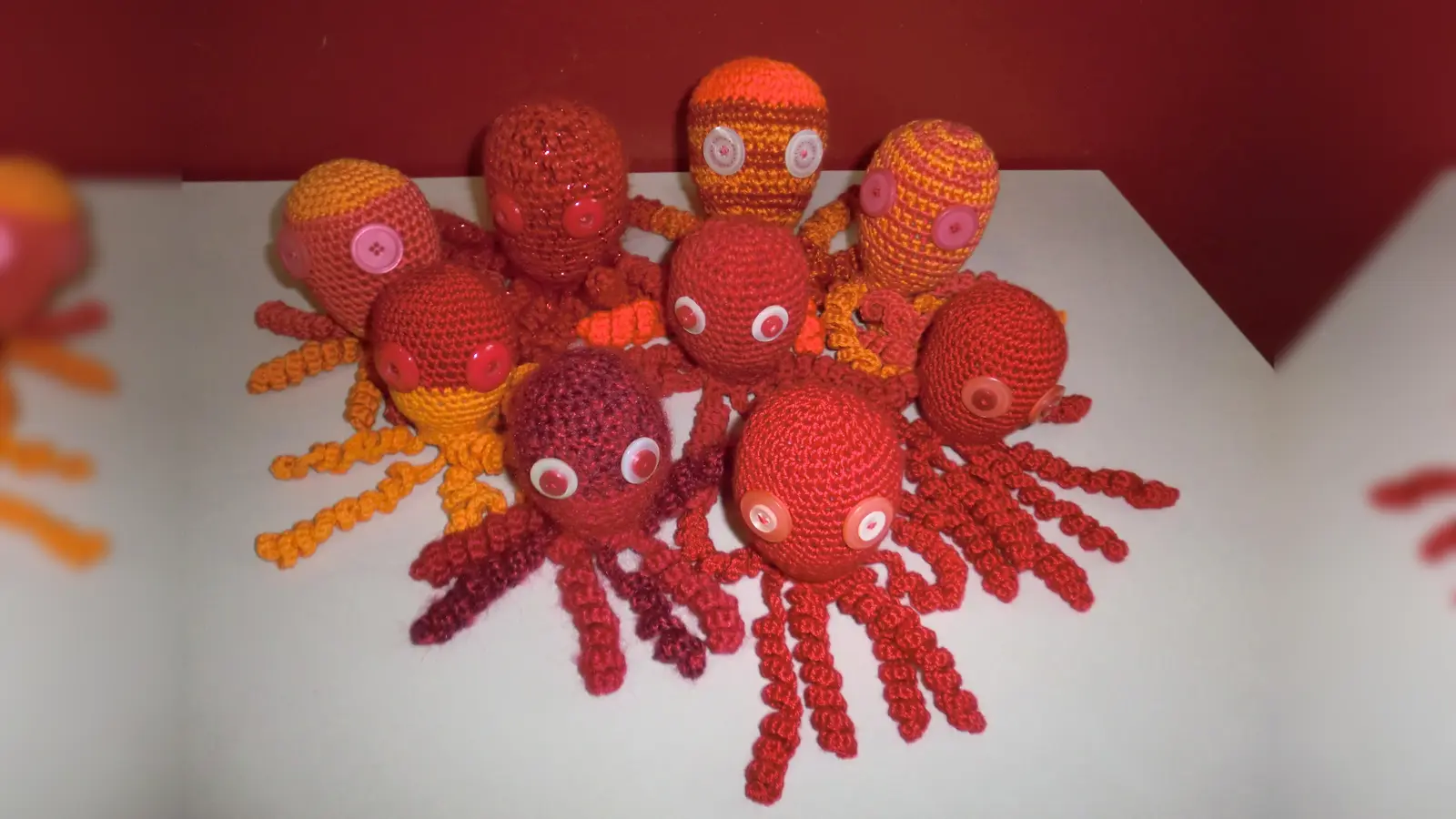 Stricken und Häkeln ist nicht nur eine schöne und sinnvolle Freizeitbeschäftigung ‒ der Erlös der Kunstwerke soll Menschen, die besonders unter den Folgen der Pandemie leiden, zugute kommen. (Foto: VA)