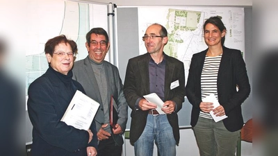 Tanja Oesterle und Wolfgang Mesenich (v. r.) präsentierten die Pläne zum Bau der Grünanlage an der Neuherbergstraße 28 den Bürgern und Stadtteilpolitikern, wie der BA-Vorsitzenden Antonie Thomsen (l.) und Adolf Jackermayer.  (Foto: ws)