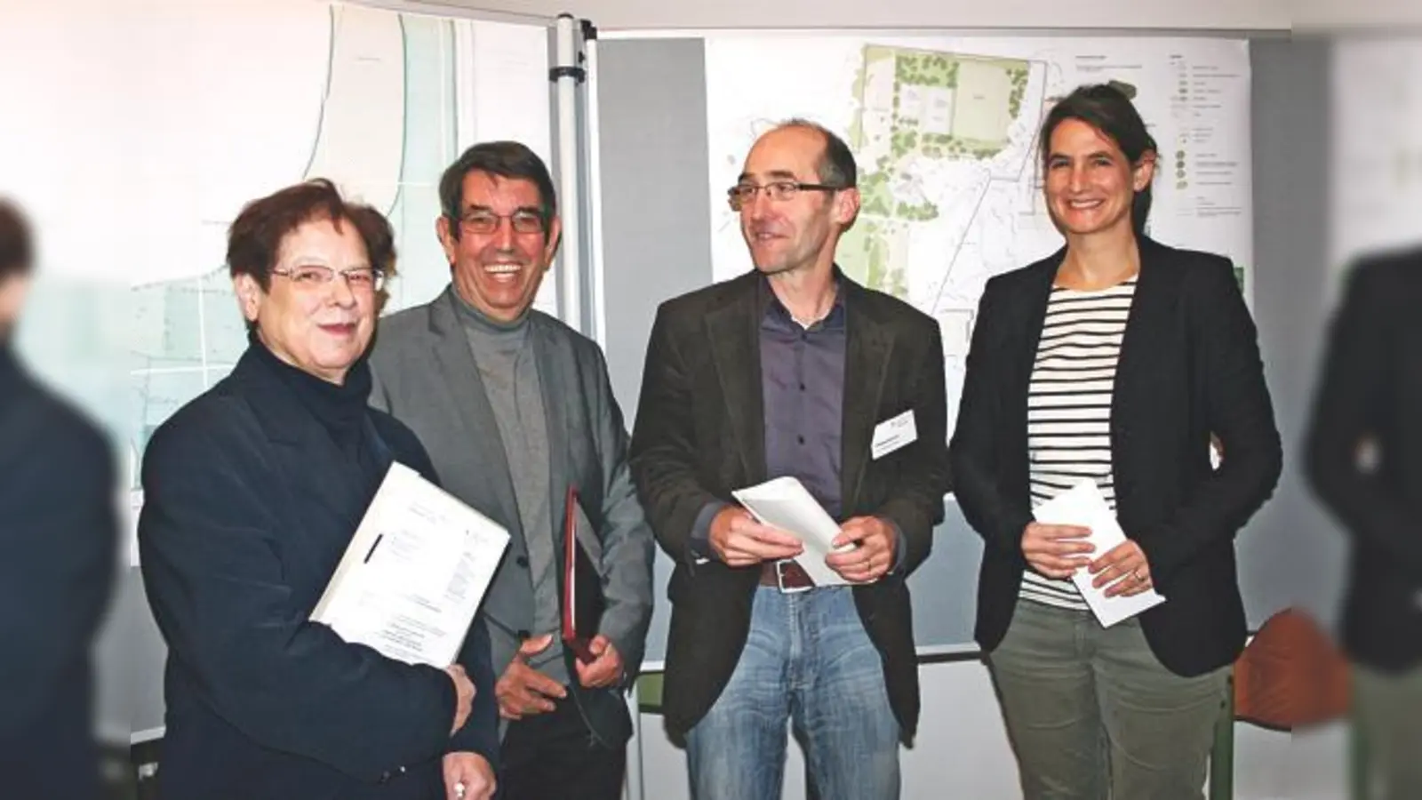 Tanja Oesterle und Wolfgang Mesenich (v. r.) präsentierten die Pläne zum Bau der Grünanlage an der Neuherbergstraße 28 den Bürgern und Stadtteilpolitikern, wie der BA-Vorsitzenden Antonie Thomsen (l.) und Adolf Jackermayer.  (Foto: ws)