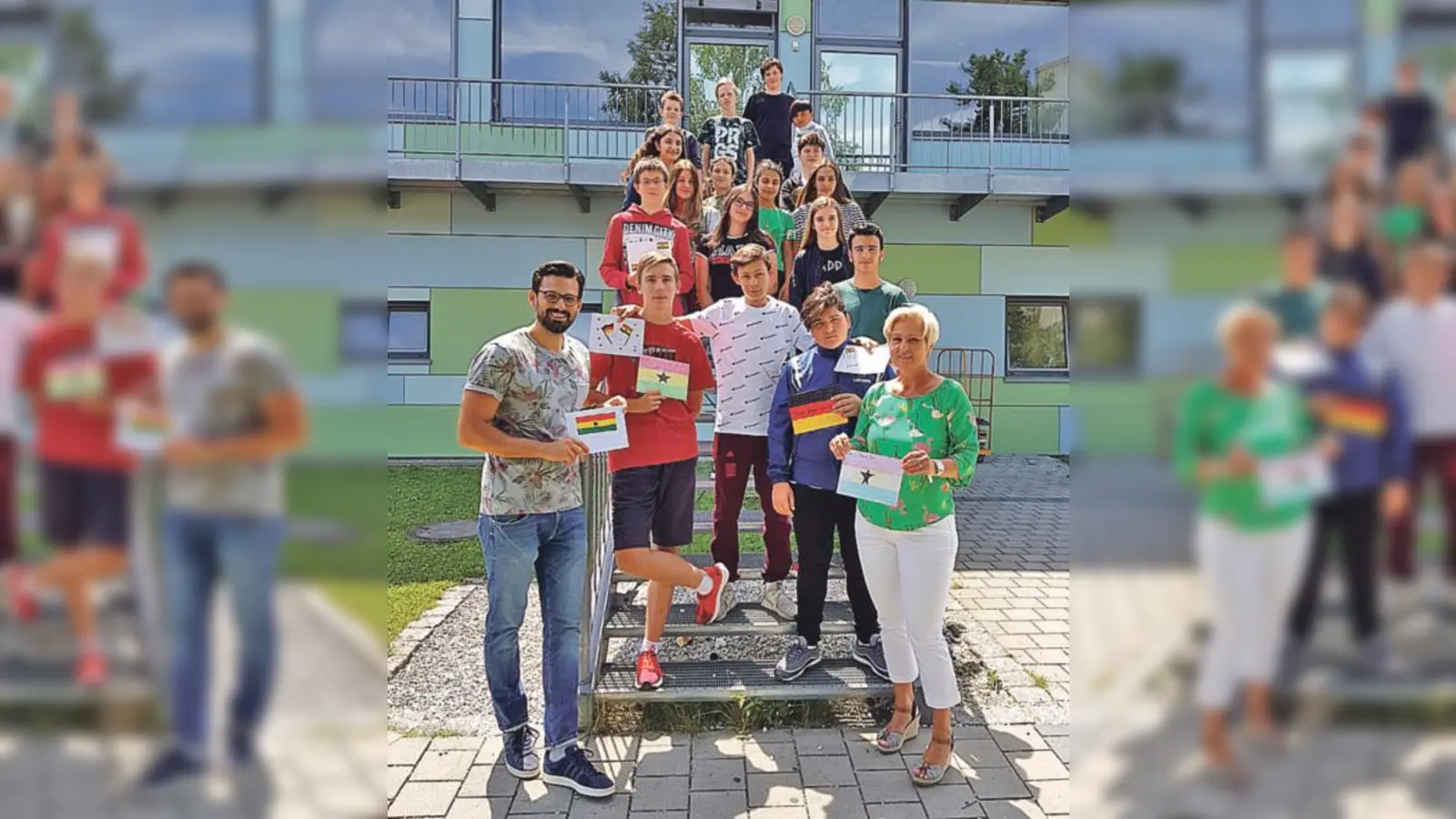 Foto: Philip Moschek (l.) und die Schüler der Mittelschule übergaben Petra Halbig (r.) die Briefe für die Schüler in Ghana.