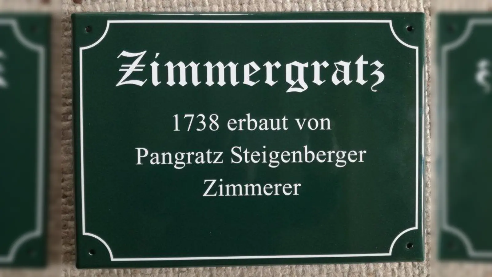 So schauen sie aus, die Tafeln, die Auskunft über den Hausnamen und weitere Informationen geben. (Foto: Schwab)