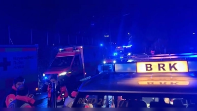 Ein Brand in einem Taufkirchner Seniorenheim sorgte für einen Großeinsatz von Polizei, Feuerwehr und Rettungsdienst. (Foto: BRK Bereitschaft Isen)