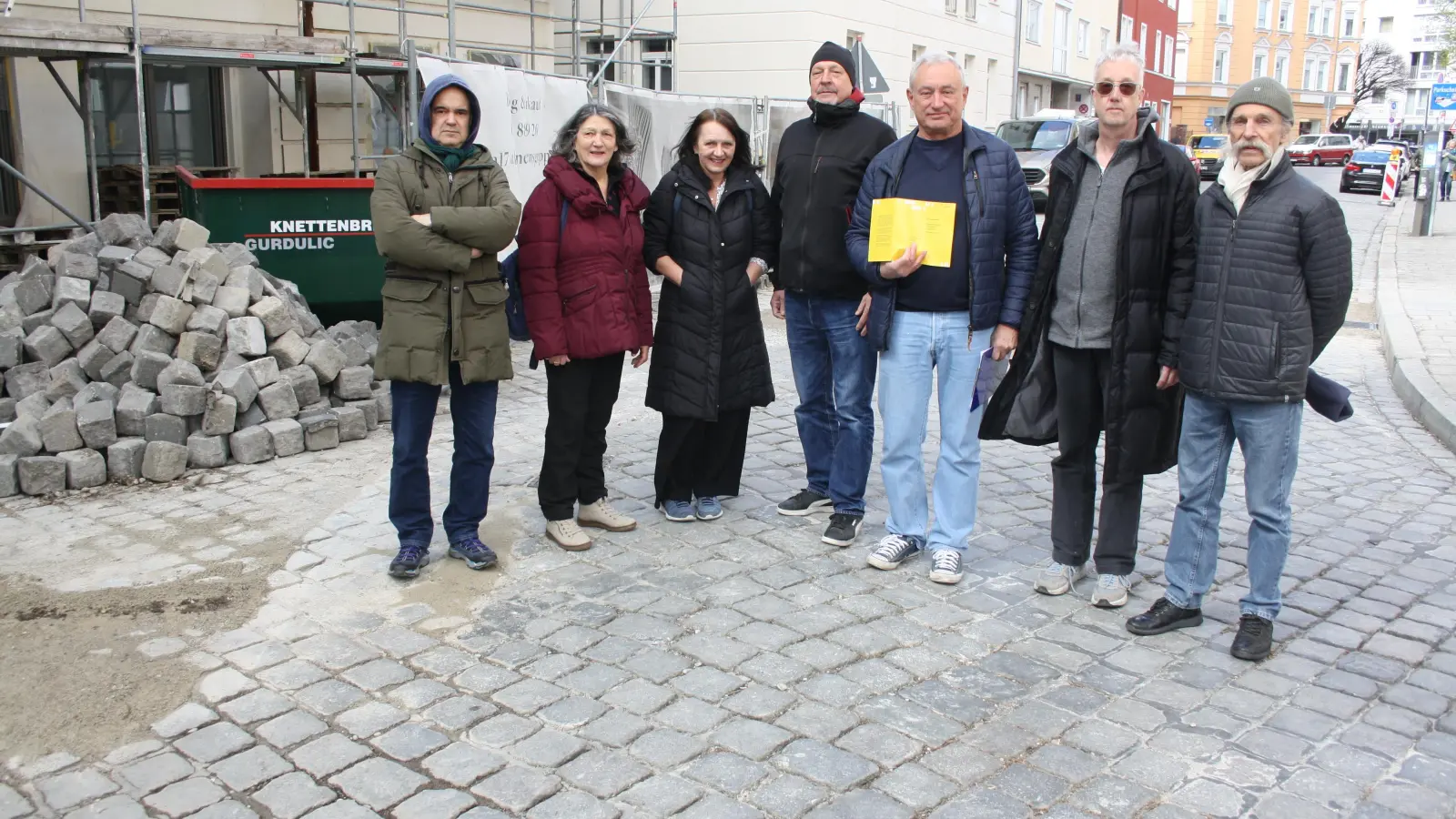 Klaus-Martin Hesse (Vierter von rechts) und weitere Anwohner machen sich für das Kopfsteinpflasterin Rupprecht-, Elvira- und Klarastraße stark (Foto: job)
