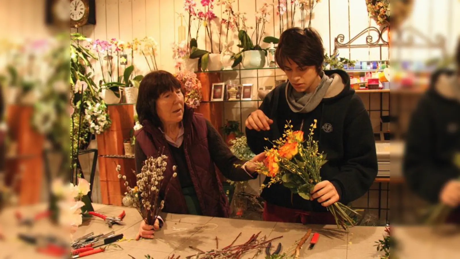 Jonathan Morsbach aus der 9m der Lochhamer Mittelschule verbrachte einen Praktikumstag bei Blumen Dagostin in der Gräfelfinger Bahnhofstraße. Floristin Angelika Betzien war begeistert: „Da ist wirklich viel Talent und Geschick. Jonathan war eine echte Hilfe.“ (Foto: US)