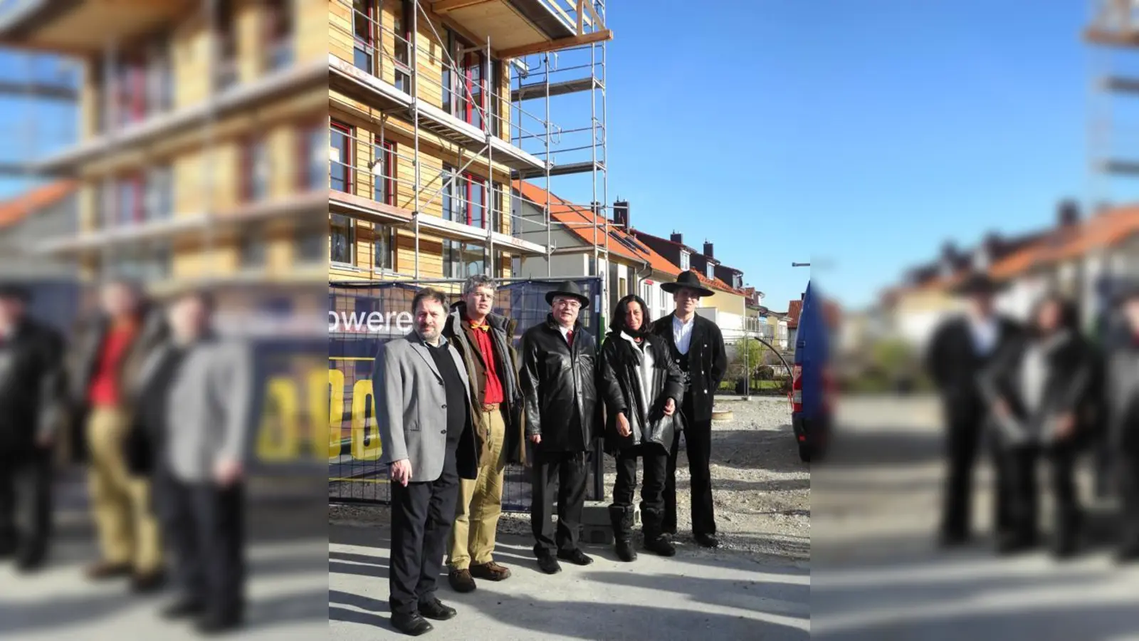 Achim Weiss von der Evangelischen Kinder- und Jugendhilfe Feldkirchen, Abteilungsleiter Kai Garben, Günther Bauer, Vorstand der Inneren Mission München, Barbara Christl und  Zimmerermeister Reiner Summerer (von links).	 (Foto: VA)