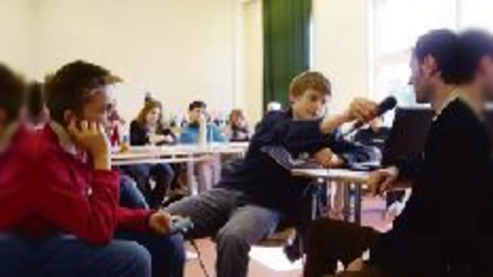 Leo von der 9b beim Interview mit dem Fachexperten Gampl.	  (Foto: Verein)