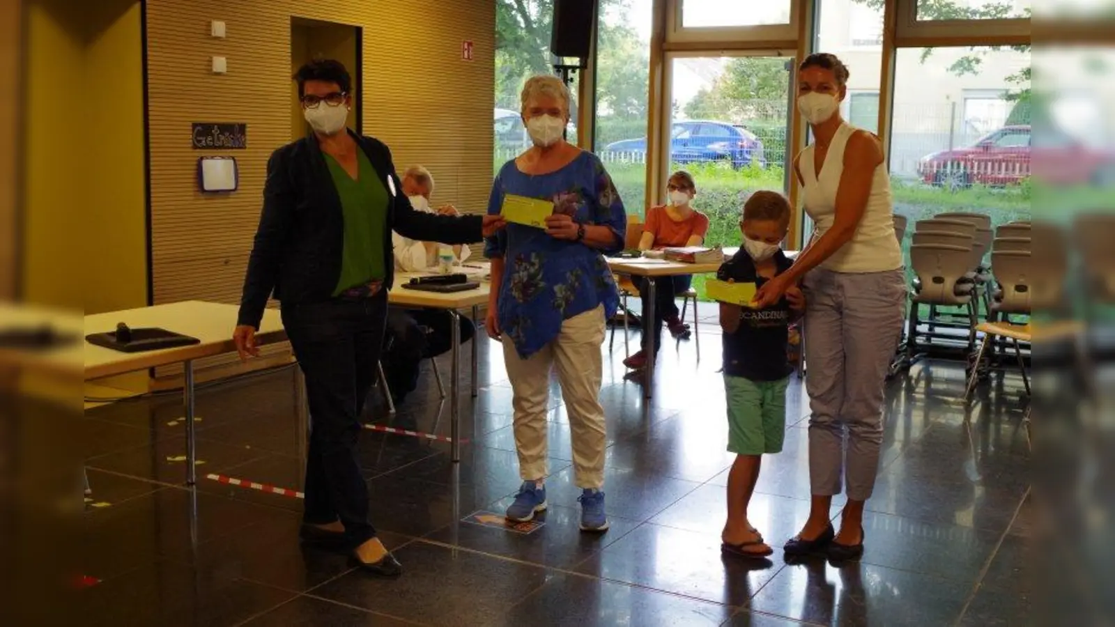 Angela Burkhardt-Keller vom BUND (links) ehrte gleich zwei Gewinner des Laimer Baumwettbewerbs: Angelika Rödl-Kähler (Mitte) und Nicki Bedel (rechts im Bild mit ihrem Sohn) schlugen beide die Buche im Burgkmair-Park vor. (Foto: kö)