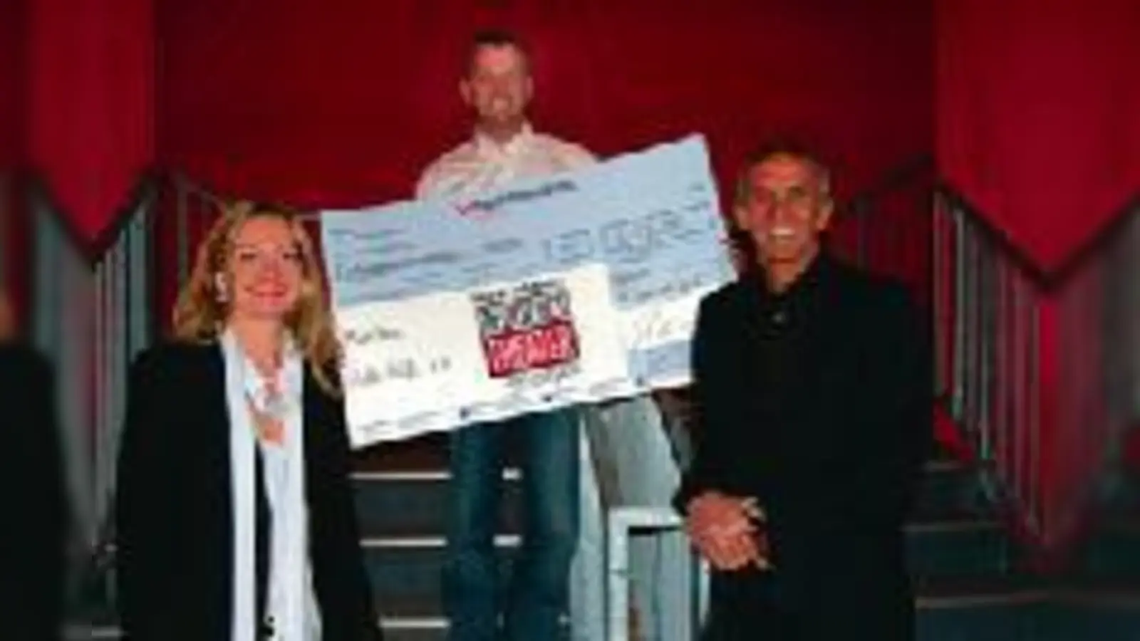 Carmen Bayer und Werner Steer vom Deutschen Theater freuen sich mit Thomas Niederbühl (Rosa Liste, oben) über das Spendenergebnis.  (Foto: VA)