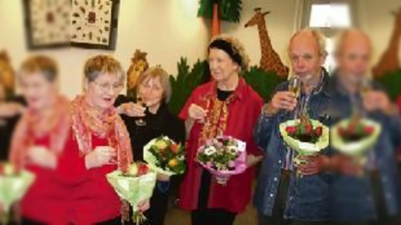 Vorlese-Gruppe der Stadtbibliothek: Gerda Steeg, Hertha Bicking, Marianne Kurz und Gerhard Stange mit Sigrid Oertel, (v. li.), stellvertretende Leitung der Bibliothek.  (F: Privat)
