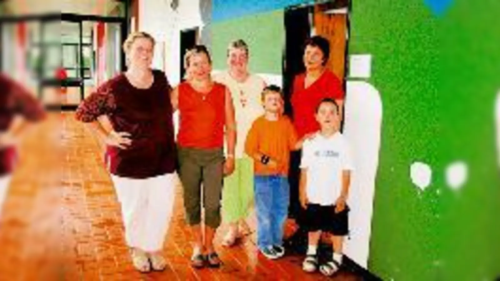 Sonja Kastl (links) mit ihren Kolleginnen vom Sommerfest-Komitee: Die Aktion ist Auftakt der Initiative für eine schönere Regina-Ullmann-Schule, die derzeit noch sehr den Charme der 70er Jahre verbreitet.	 (Foto: ms)