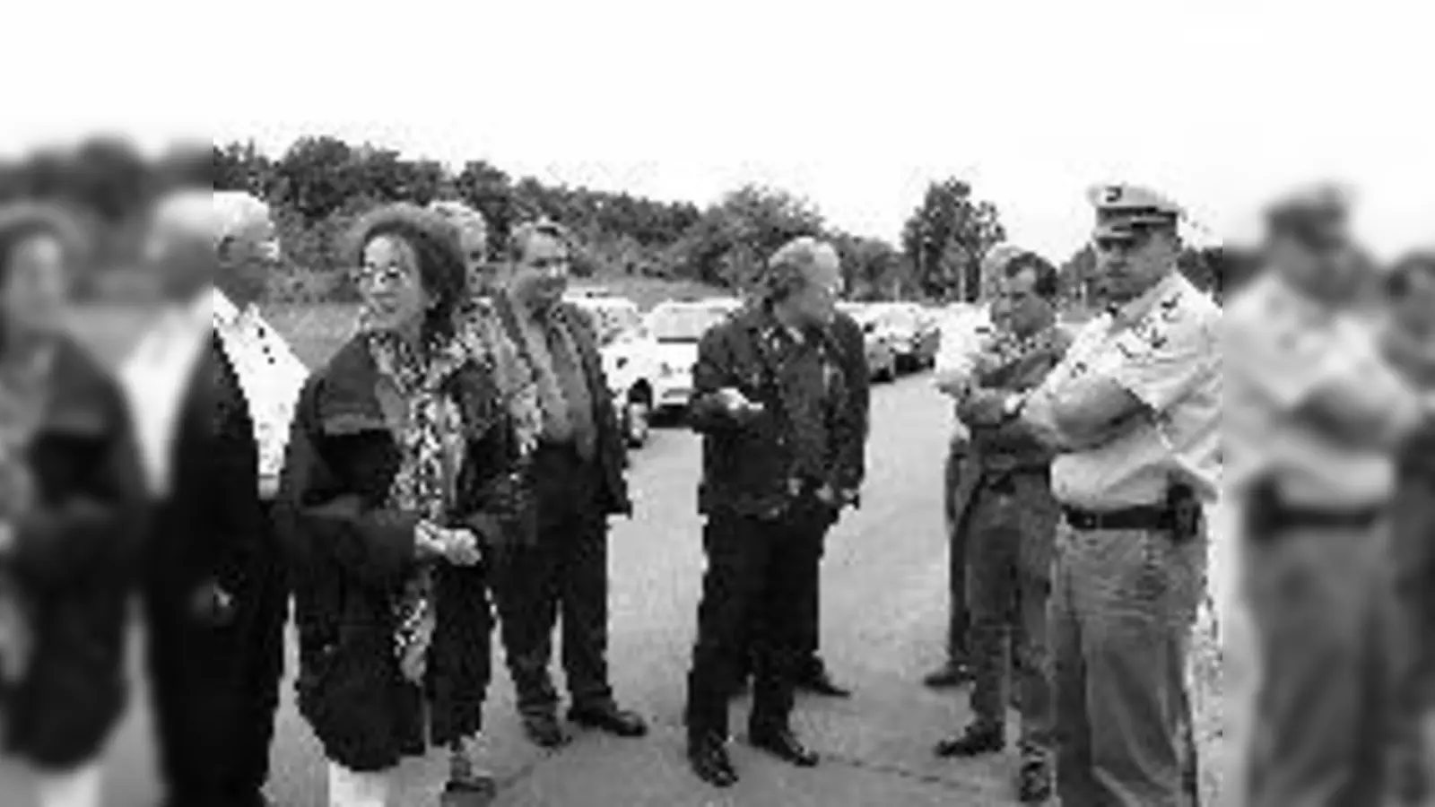 Die derzeitige Situation sorgte für heftige Diskussionen bei der Ortsbegehung. Stadträtin Barbara Schöne, Rudolf Rieger, Vorsitzender des CSU-Ortsverband Am Hart, BA 11 Vorsitzender Helmut Jahraus und Herr Amthor von der PI 14. (v. li.)	 	 (Foto: ct)