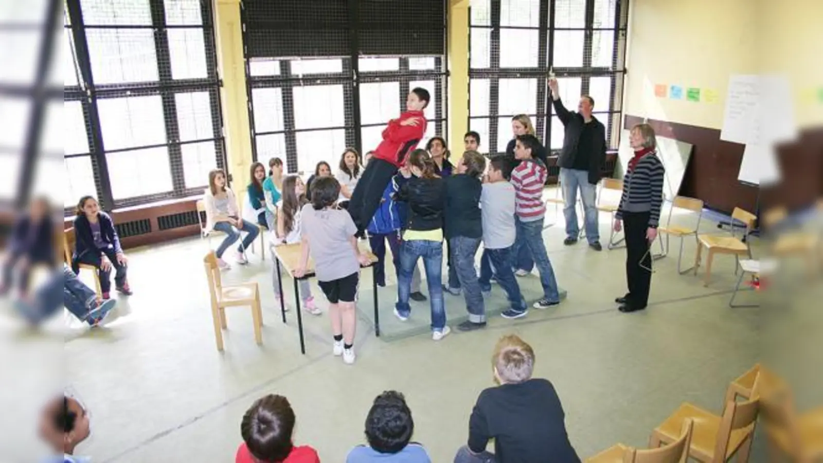 Der »Vertrauensfall« ist eine der schwierigsten Übungen im Kurs »zammgrauft«. Nicht jeder bringt so viel Vertrauen auf wie dieser Schüler.	  (Foto: gh)