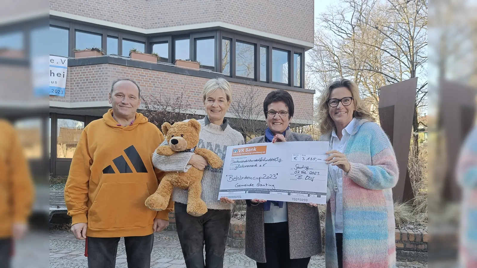 Über 3.000 Euro kamen beim Behörden Cup zusammen. Bauhofleiter Rainer Krause (l.) und Bürgermeisterin Brigitte Kössinger (2.v.r.) übergaben den Scheck an Martina Nusser und Gundula Schmid (v.l.) von „glücksmomente e.V.“. (Foto: A.Röming)