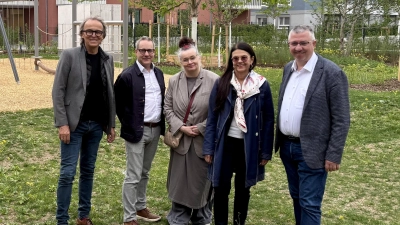 Abteilungsleiter Oliver Kreipe, Sektionsleiter Ole Beißwenger, Projektleiterin Julie Kleinke und Geschäftsführer Christian Müller (v.l.) von der Münchner Wohnen und Stadtbaurätin Elisabeth Merk (2.v.r.) beim Fertigstellungsfest. (Foto: Ulrike Seiffert)