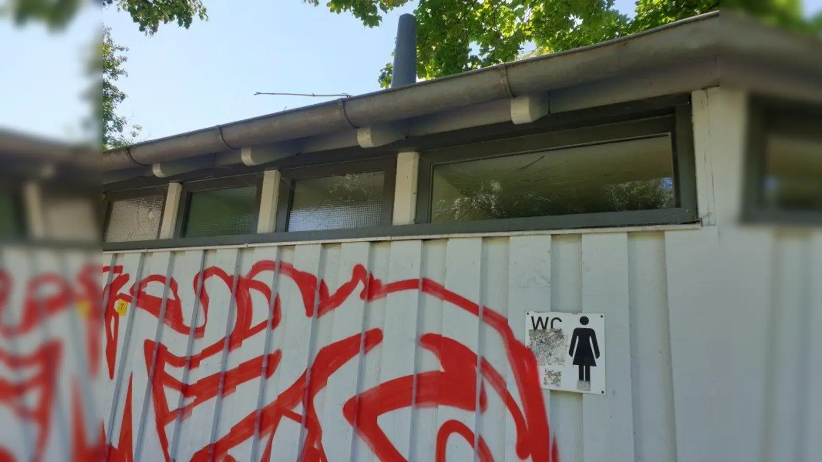An der WC-Anlage am Beachvolleyballplatz am Karlsfelder See wurden am ersten August-Wochenende unter anderem die Drahtglasscheiben zerstört. Bereits sechs Wochen zuvor habe es eine ähnliche Tat gegeben, bei der die Außenwände beschmiert wurden, wie das Landratsamt Dachau mitgeteilt hat. (Foto: Landratsamt Dachau)