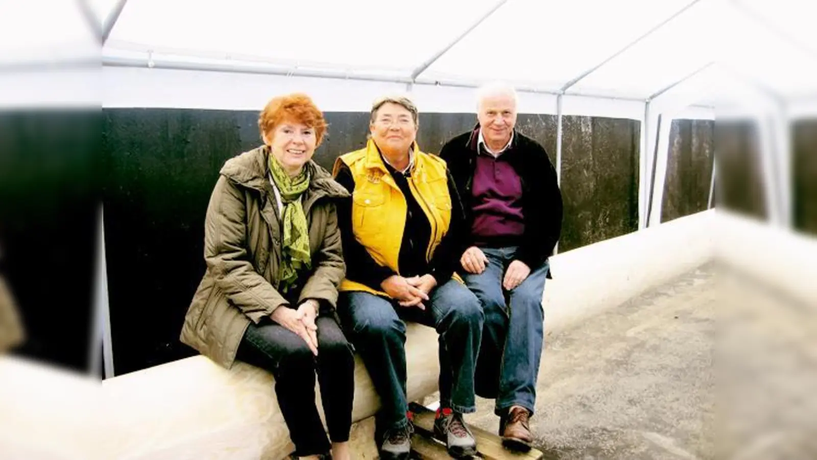 Karin Hierl, Eva Steffan und Alfred Hierl vom Vorstand des Maibaumvereins passen gut auf, dass bis zum 1. Mai der neue Maibaum nicht geklaut wird.   (Foto: Maibaumverein)