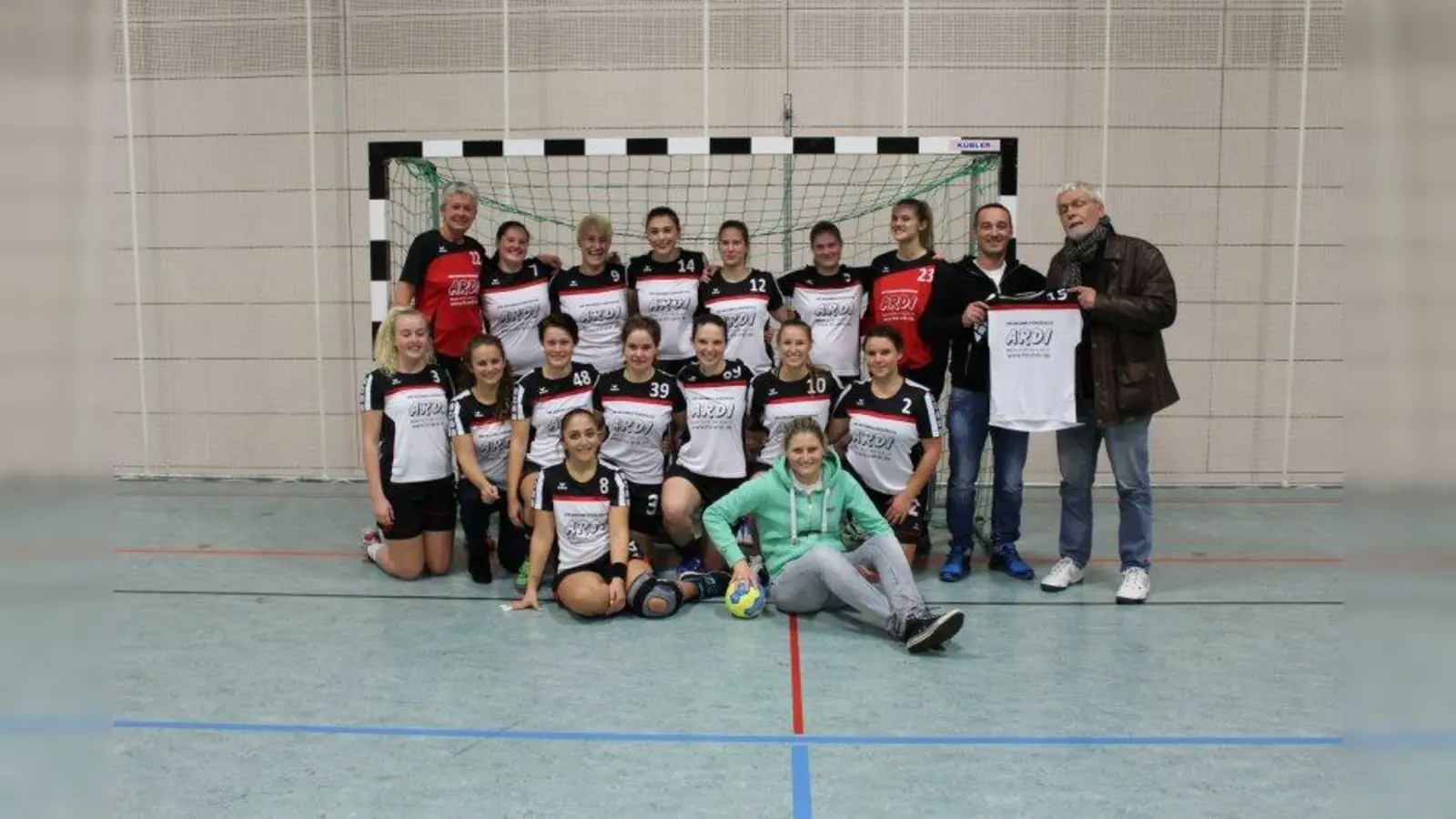 Dank einen großzügigen Trikot Spende des Hausmeister-Service HS-ARDI mit Adrian Vrajoll präsentieren sich die Handballerinnen des TSV Solln in neuem Outfit (von links):<br><br>Kirsten Albrecht, Nicole Probst, Anna Fehrmann, Aleksandra Kondic, Ann-Marie Bothe, Desiree Herber, Mette Andersen mit<br>Sponsor Adrian Vrajoll und Abteilungleiter Willi Armbruster (hinten);<br><br>Emilie Johnsen, Caroline Bocquet, Sahra Kappelan, Sonja Kappelan, Stefanie Coulon, Lena Tujo, Janine Murr (Mitte);<br><br>Esra Ayvaz, Magdalena Turkowska (vorne). (Foto: TSV Solln)