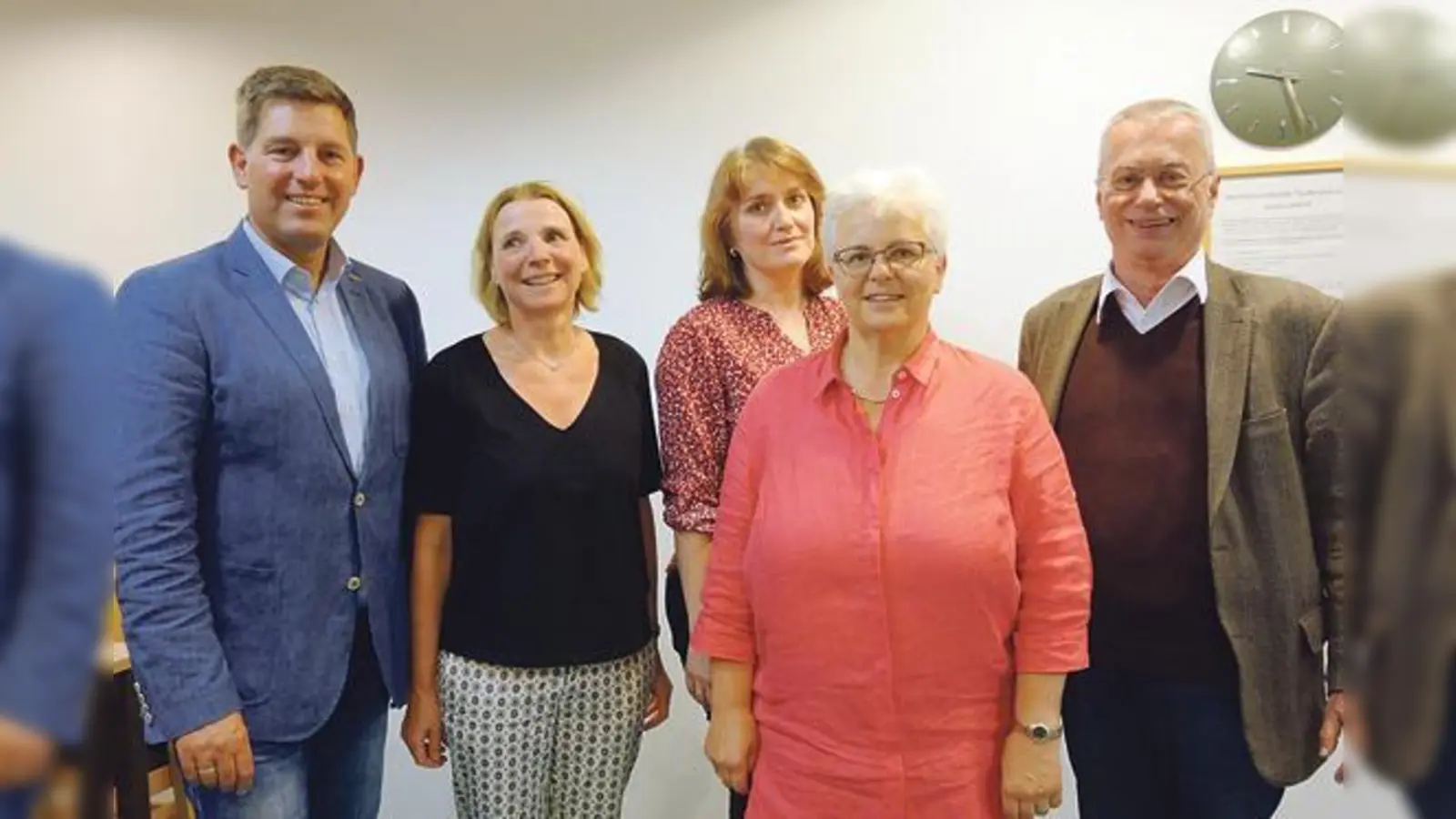 Bürgermeister Ullrich Sander mit dem neuen, alten Vorstand der Nachbarschaftshilfe  (Foto: Helga Ziemons,  Margit Dolansky, Gabriele Eggers und Dr. Michael Mrva (v. l.))