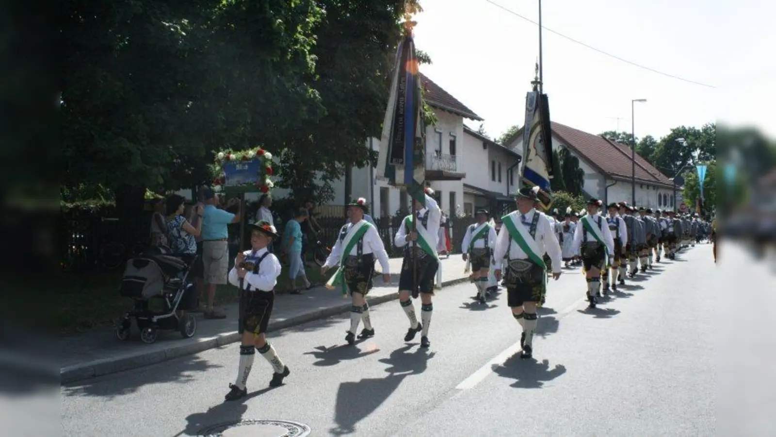 Die Fahne des Trachtenvereins „Alpenrösl” Allach ist bei öffentlichen Auftritten meist dabei, zum Beispiel beim Festumzug im Stadtviertel anlässlich des 90-jährigen Bestehens des Vereins. (Foto: sb)