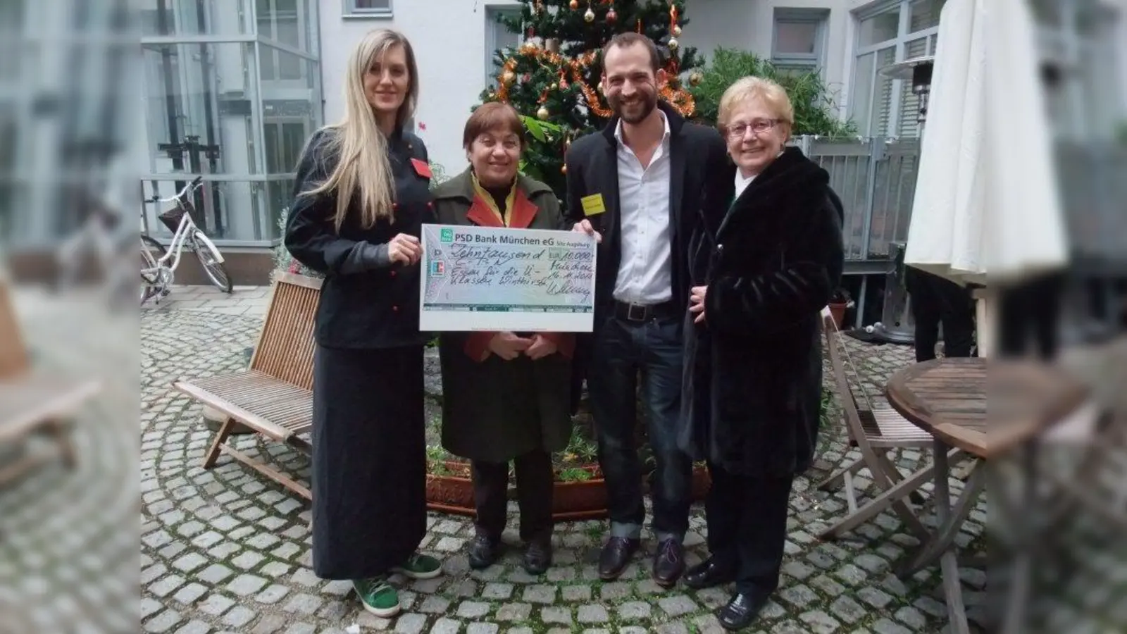 Anne Weiß, Vorsitzende des CPN Neuhausen, hält glücklich den Scheck in den Händen. Mit ihr freuen sich Ivana Stork, Patin der Kindertafel (links), Bernhard Schrötter, Vorstandsmitglied der Kindertafel, sowie Ingeborg Staudenmeyer, Vorsitzende des BA Neuhausen (rechts). (Foto: pi)