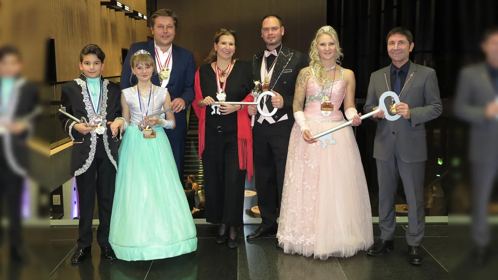 Die Prinzenpaare erhielten die Schlüssel der Stadt München durch Stadträtin Julia Schönfeld-Knor (Mitte) und Stadtrat Jens Roever (hinten links) sowie die Schlüssel der Gemeinde Unterföhring durch den Hausherren, Bürgermeister Andreas Kemmelmeyer (rechts).  (Foto: Feringa)