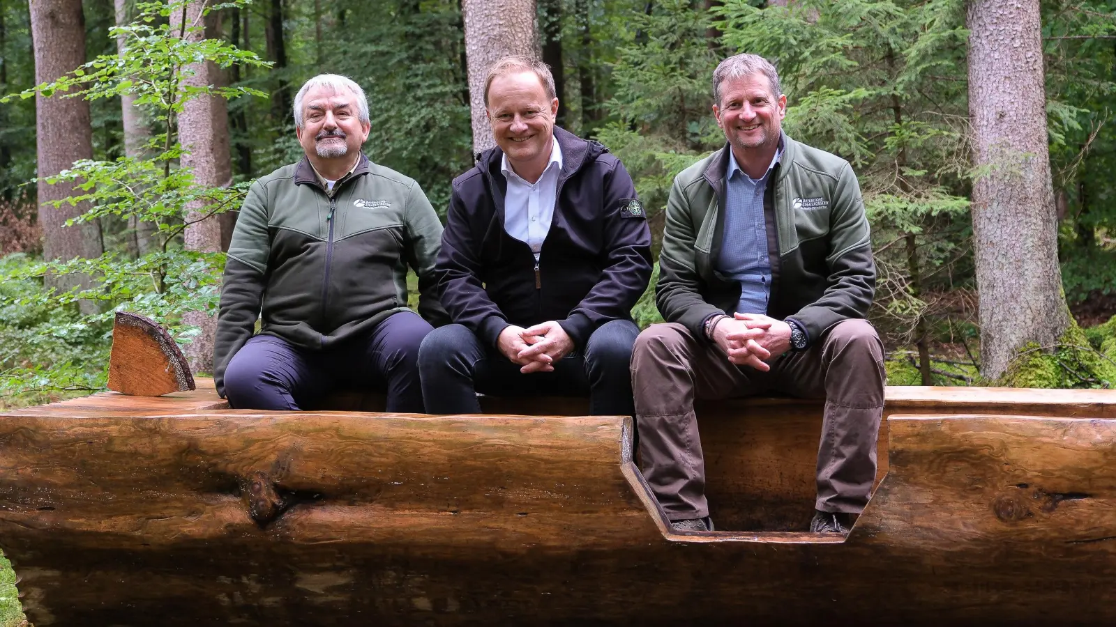 Forstbetriebsleiter Dr. Heinz Utschig, Landrat Robert Niedergesäß und Forstbetriebsleiter Joachim Keßler (v.l.) beim gemeinsamen Waldbegang. (Foto: Landratsamt Ebersberg)