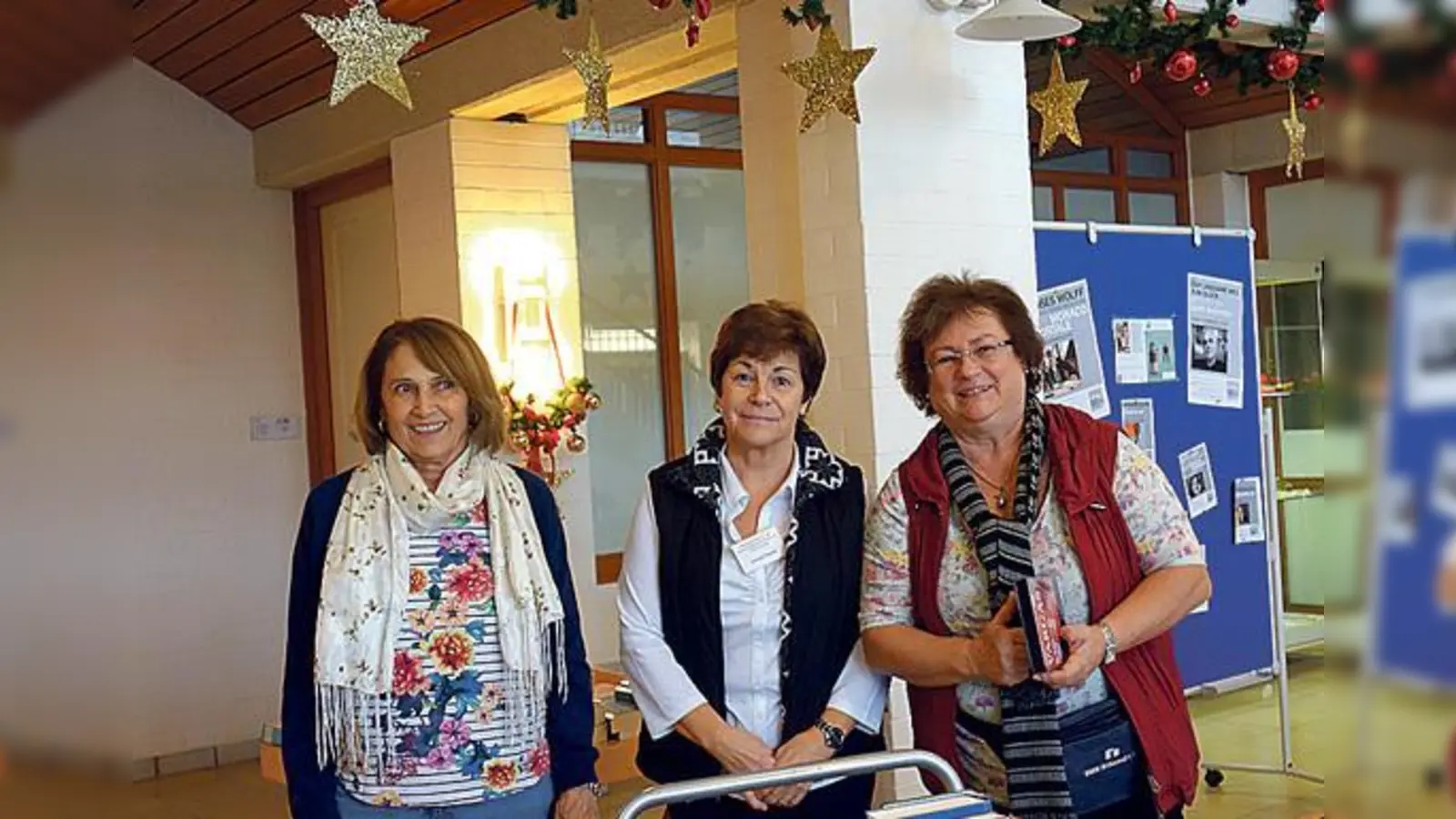 Maria Theresa Latz, Ursula Panzer und Erika Aulenbach (v. l.) vom Förderkreis der Bibliothek Ottobrunn verkauften Bücher für den guten Zweck 	 (Foto: hw)