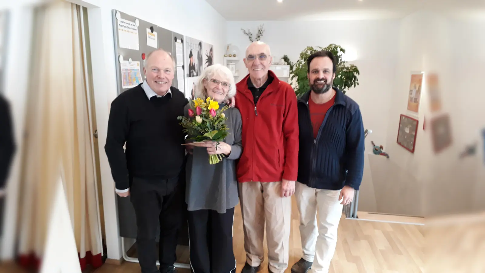 Hubert Schierl, Fachbereichsleiter Gesundheit, Inge und Gerd Keller und vhs Geschäftsführer Helmut Ertel. (Foto: VA)