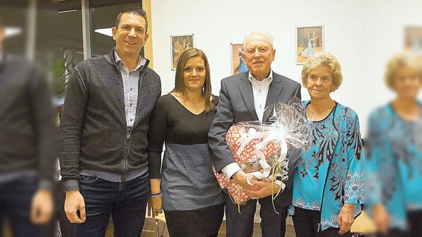 Spartenbegründer Dietmar Sobisch (2. v. r.), hier mit seiner Familie, wurde beim Festakt ebenfalls reich beschenkt und für seine Leistungen und Verdienste geehrt.	 (Foto: hw)
