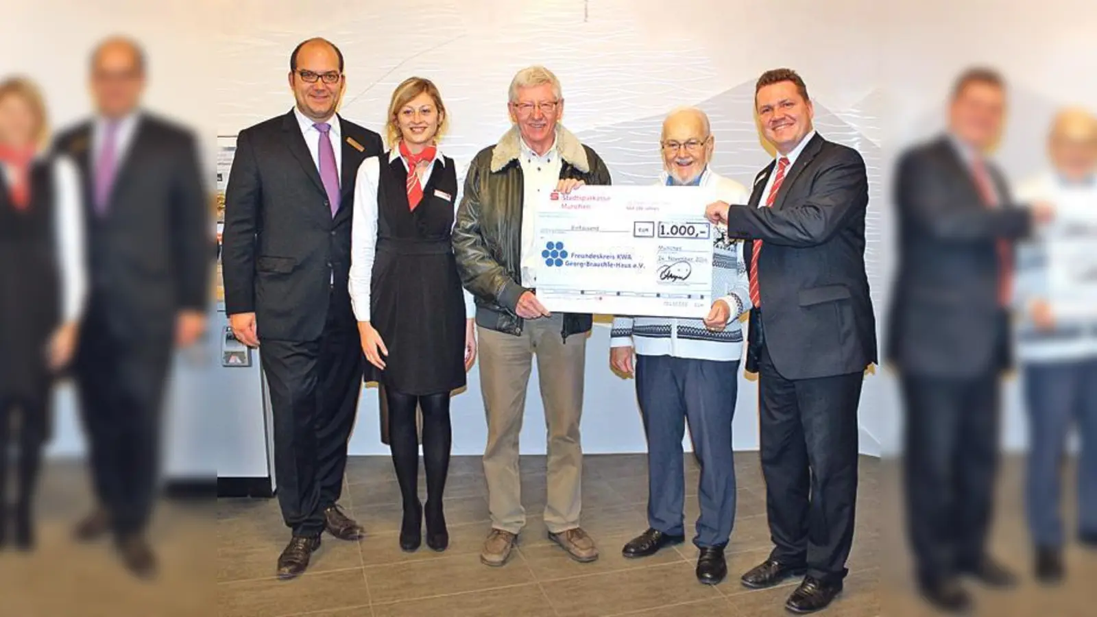 Foto: Center Manager Axel Haug, Sparkassen-Beraterin Hanna Majwald, Werner Geißdörfer, Siegfried Lutz vom Vorstand des Freundeskreis KWA Georg-Brauchle-Haus, und Thomas Dietrich, Geschäftsstellenleiter der Sparkasse im pep, bei der Spendenübergab
