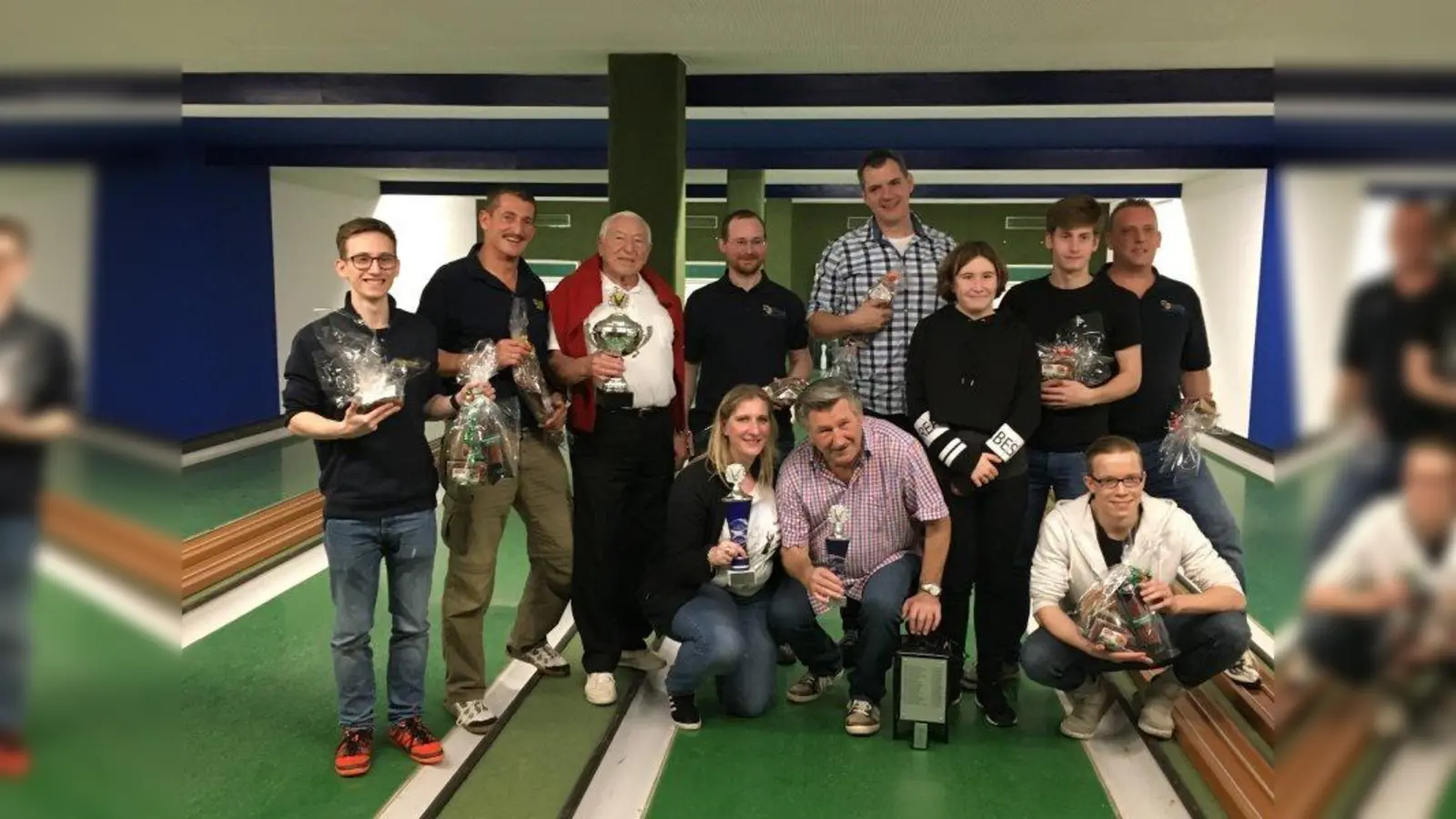 Die glücklichen Sieger des Dreikönigskegelns:  Hintere Reihe: Fabian Denner, Guido Lechner, Rudi Denner, Martin Fladerer, Sonja Stolz, Alfons Wutz, Sophia Galant, Robert Schüder, Benedikt Raps, Robert Less und Christopher Paulu (v.l.). (Foto: Sonja Stolz)