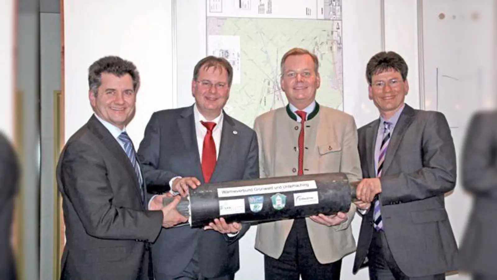 Auf gute Zusammenarbeit freuen sich (v. l.) Wolfgang Geisinger, Bürgermeister Wolfgang Panzer, Bürgermeister Jan Neusiedl und Stefan Rothörl.	 (Foto: hol)