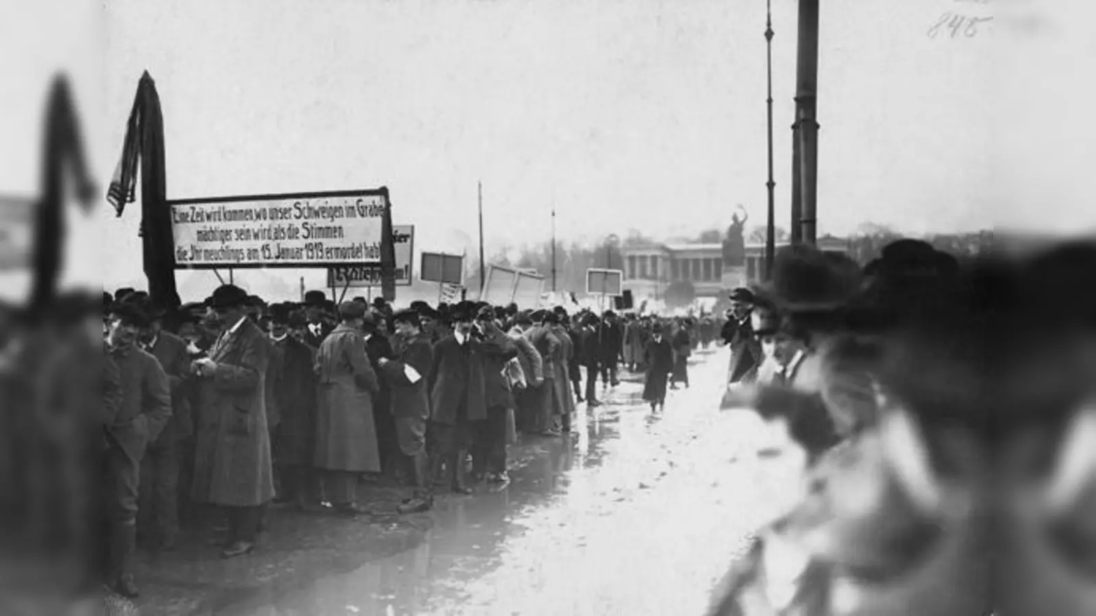 Turbulente Zeiten in München: Vor 100 Jahren wurde aus dem vormaligen Königreich Bayern nach einem Umsturz ein demokratischer Freistaat. Unser Bild zeigt eine Demonstration auf der Theresienwiese am 16. Februar 1919.  (Foto: Heinrich Hoffmann/Stadtarchiv Mü.)