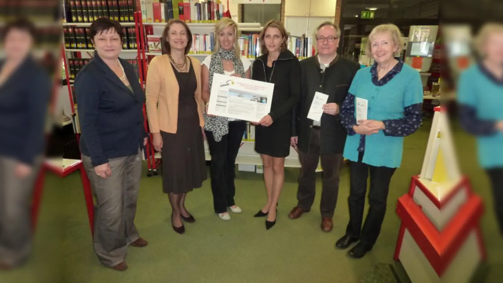 Bei der Präsentation der neuen Bücherei-Möglichkeiten waren Vertreter der Gautinger Schulen und der Bücherei zugegen. Birgit Kolar vom Mädchenheim, Sylke Wischnevsky vom Otto-von-Taube-Gymnasium, Büchereimitarbeiterin Doreen Kleiner, Ina Mößnang von ADAC gelbhilft, Realschulrektor Manfred Jahreis und Büchereileiterin Elisabeth Blum-Lipski (v.l.) (Foto: privat)