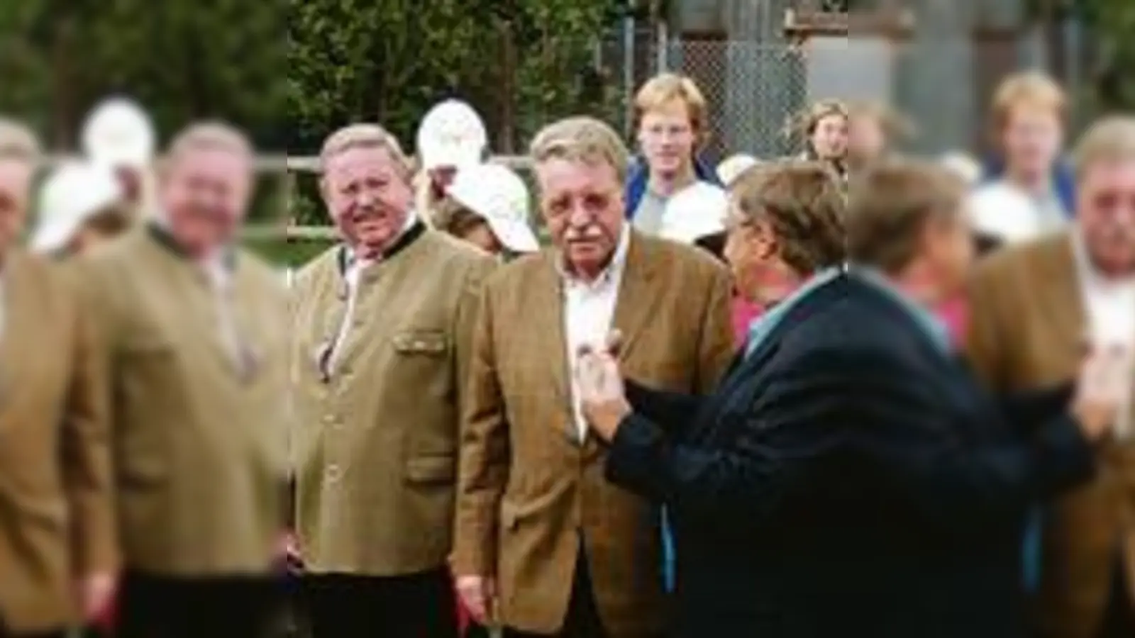 Einige »Tigerratten« mit Eltern sowie H. Frankenhauser und Dr. O. Bernhard lauschen den Erklärungen des Tierheimleiters, K.-H. Joachim (re.) bei der Eröffnung des Igelgartens.  (Foto: Privat)