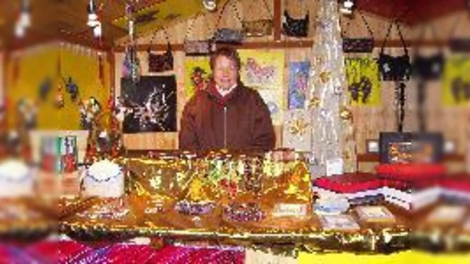 Am Stand der Künstlerin Katrin Keetmann bleiben viele Besucher des Weihnachtsmarktes am Hohenzollernplatz gerne stehen.	 (Foto: aw)