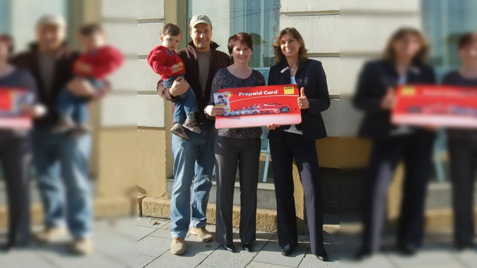 Marion Trelle hat den Hauptpreis des Gewinnspiels zum 45-jährigen Jubiläum des ADAC München Ost gewonnen. Service Center-Leiterin Andrea Lindinger (r.) übergab der Münchnerin im Beisein von Ehemann Markus und Sohn Bastian einen Tankgutschein im Wert von 2000 Euro. (Foto: ADAC)