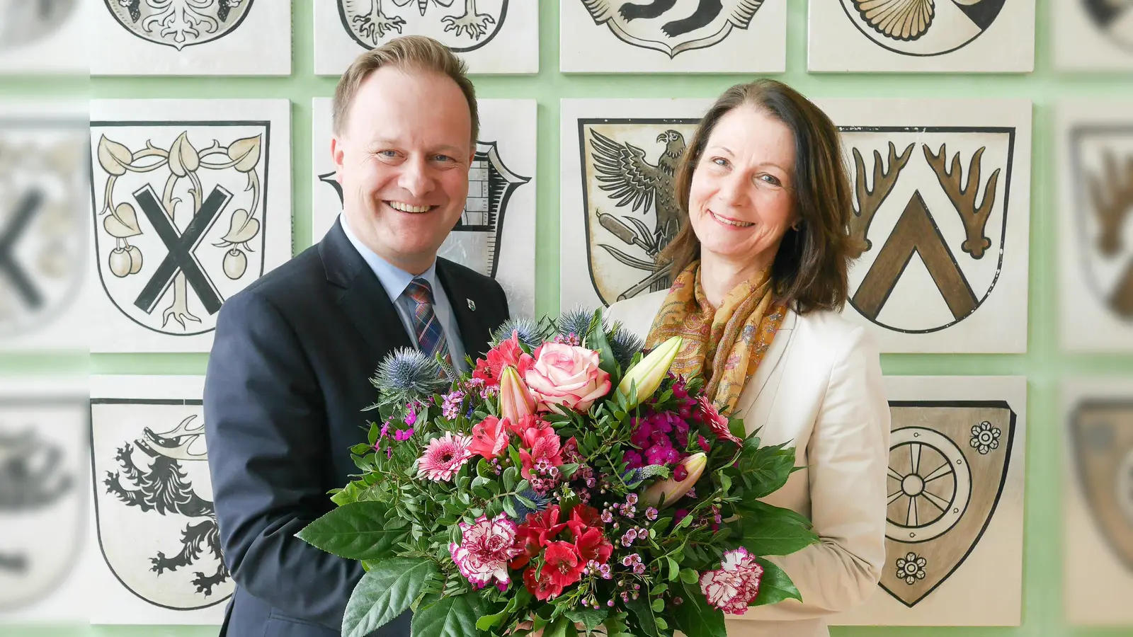 Mit einem Blumenstrauß hat Landrat Robert Niedergesäß Sigrid Binder offiziell im Landkreis begrüßt. (Foto: LRA)