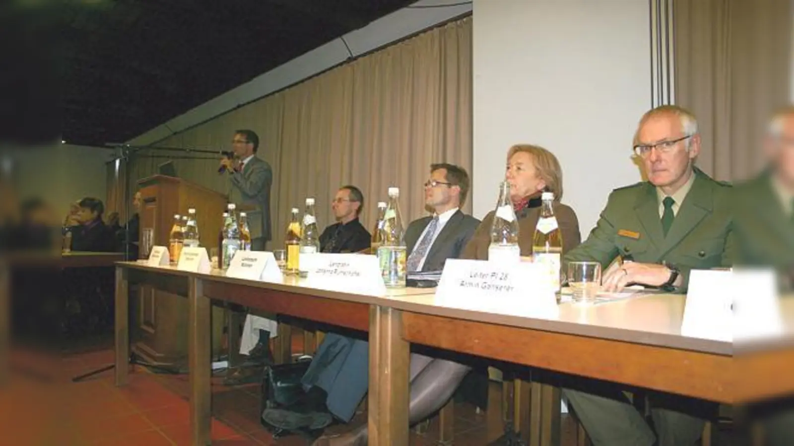 Polizeichef Armin Ganserer und Landrätin Johanna Rumschöttl lauschen den Ausführungen von Bürgermeister Stefan Kern.	 (Foto: ReB)