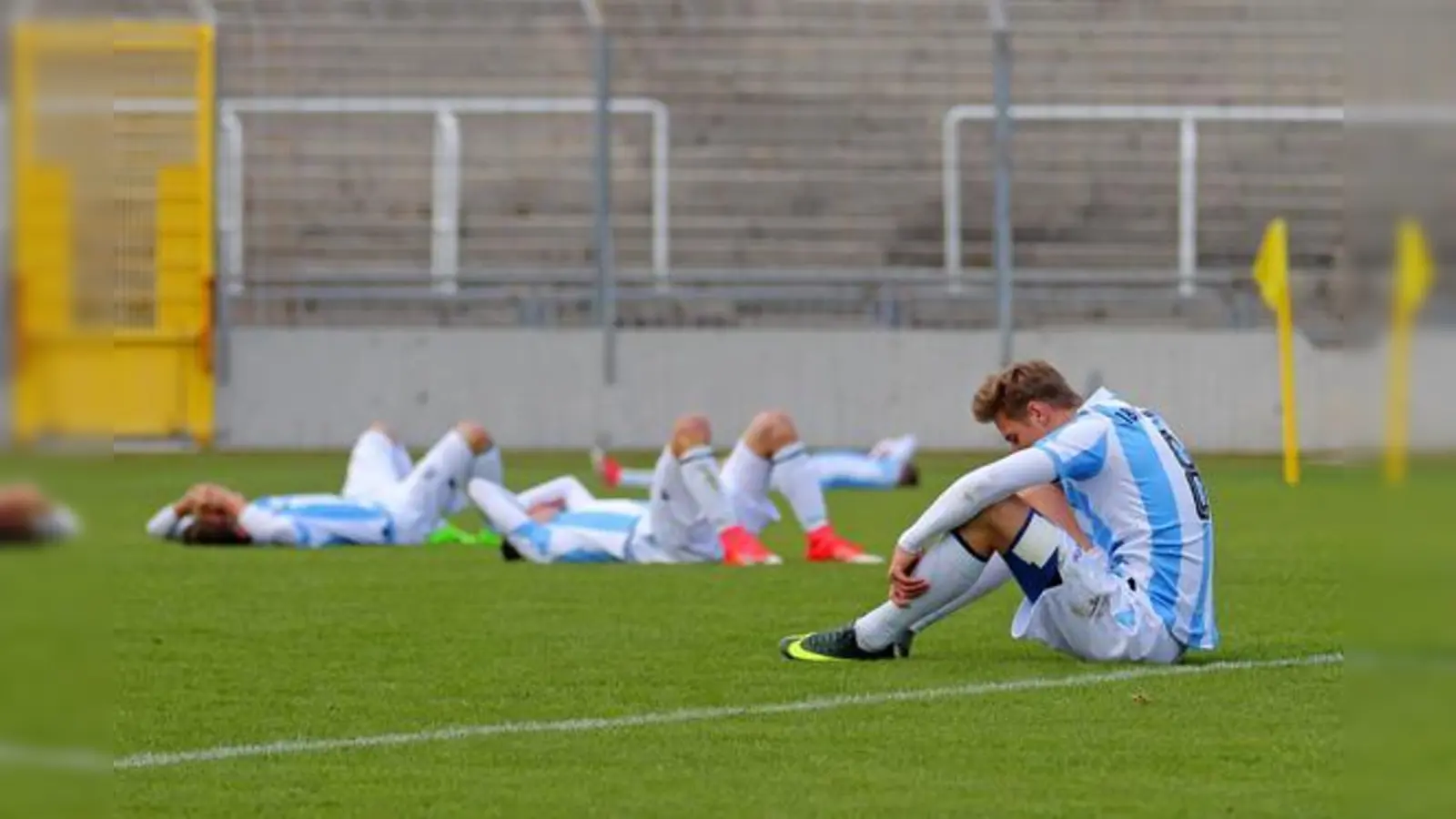 Enttäuschung pur: U19-Junglöwen nach dem späten Ausgleich.  (Foto: Anne Wild)