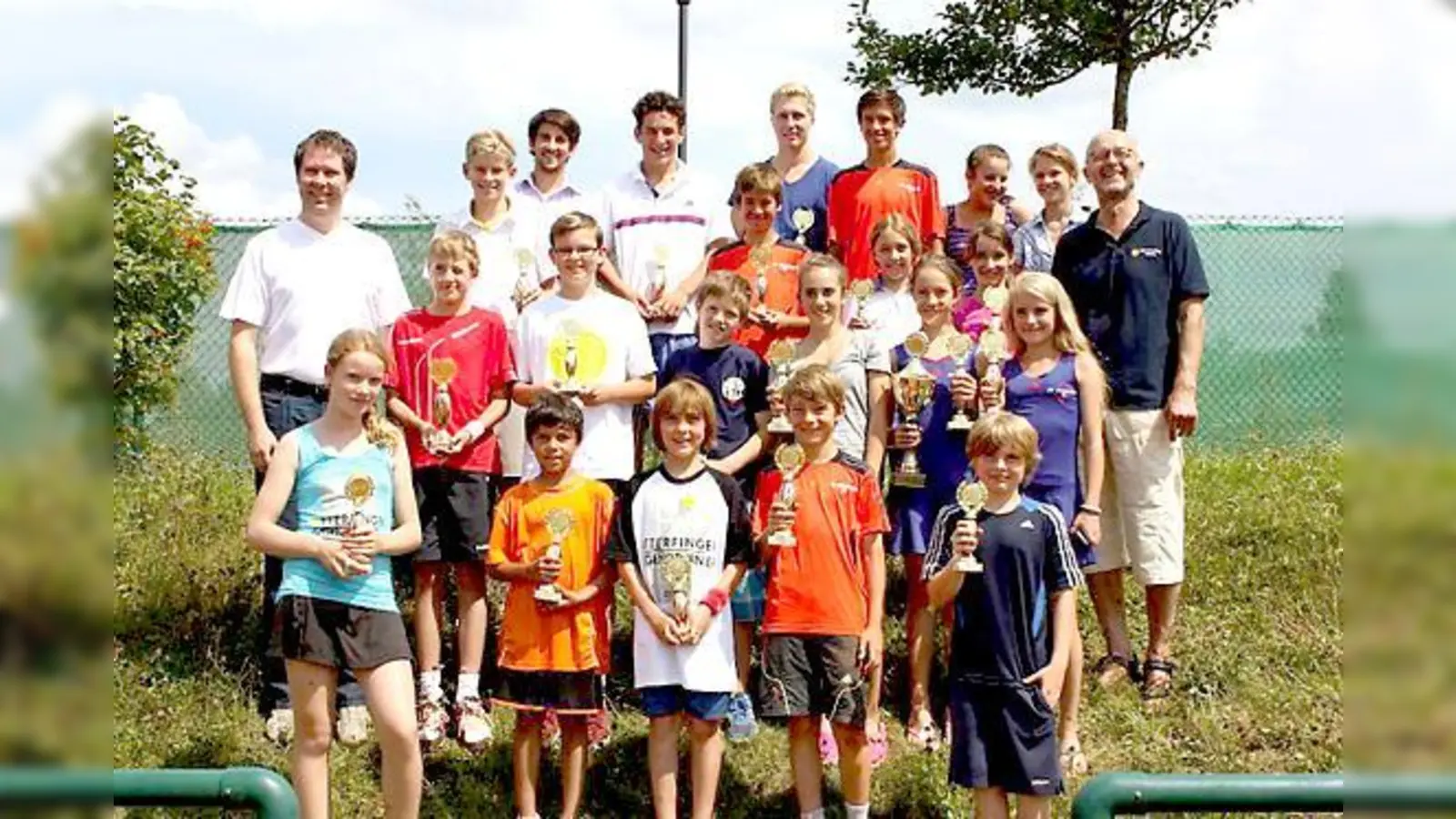 Die stolzen Sieger mit ihren Preisen, Urkunden und Pokalen, die es beim 25.  Teenie-Tennis-Turnier zu gewinnen gab. 	 (Foto: VA)