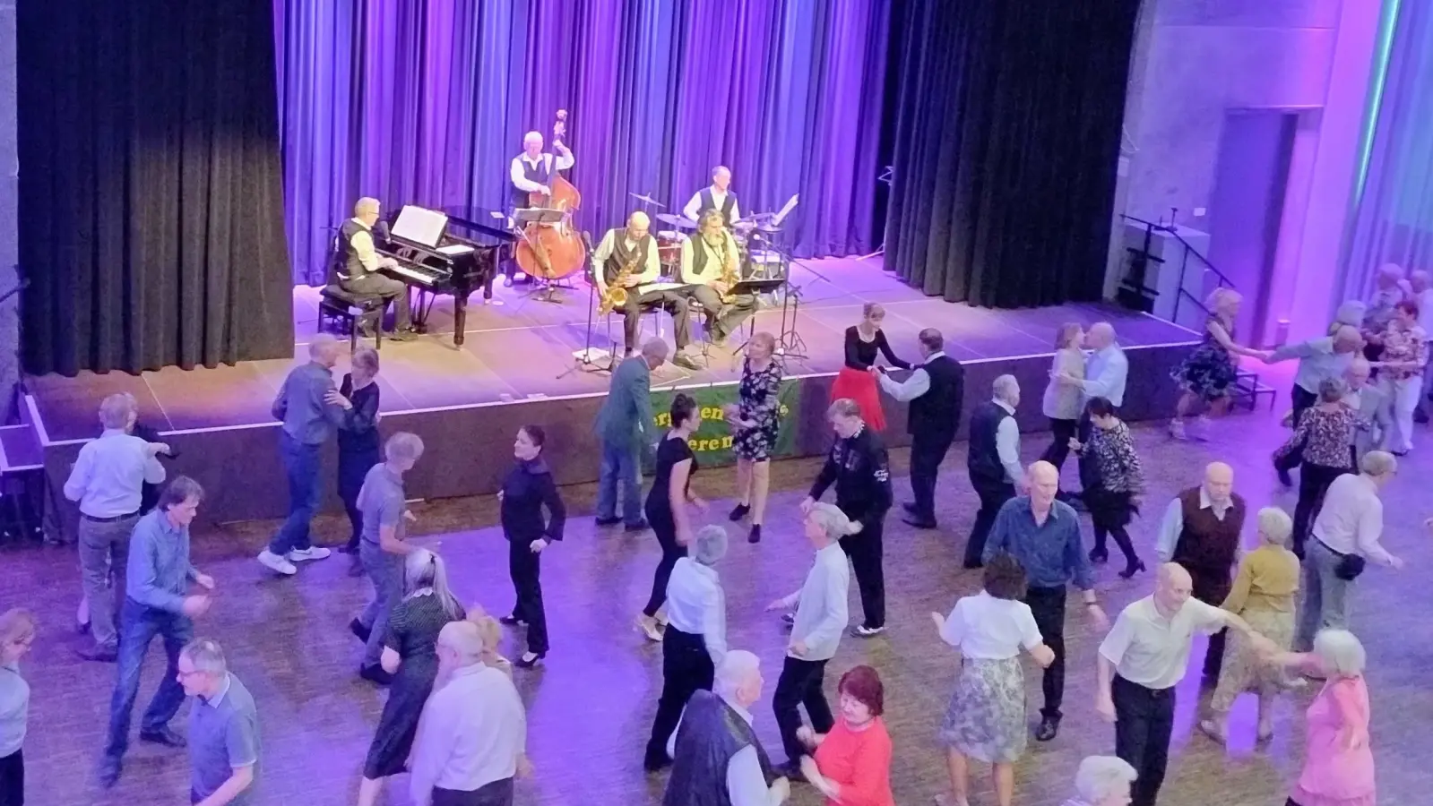 Einmal im Monat verwandelt sich der Saal in einen Treffpunkt für alle Tanzfreudigen. (Foto: Kulturzentrum Trudering)