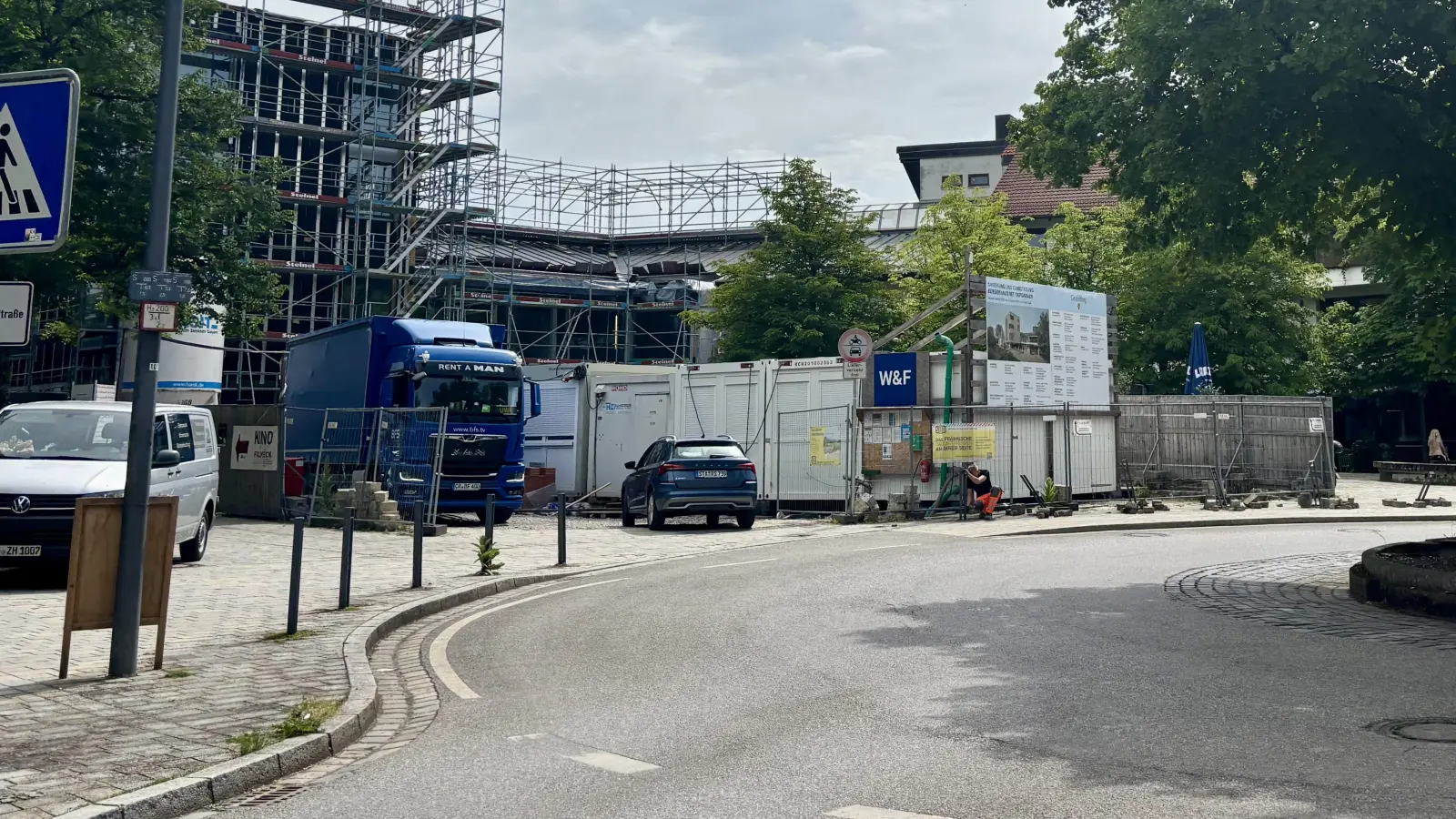 Die Gräfelfinger Mitte wird für ein Jahr zur Großbaustelle. Neben dem Bürgerhaus saniert die Gemeinde das Wohn- und Geschäftshaus in der Bahnhofstraße 110. (Foto: Ulrike Seiffert)