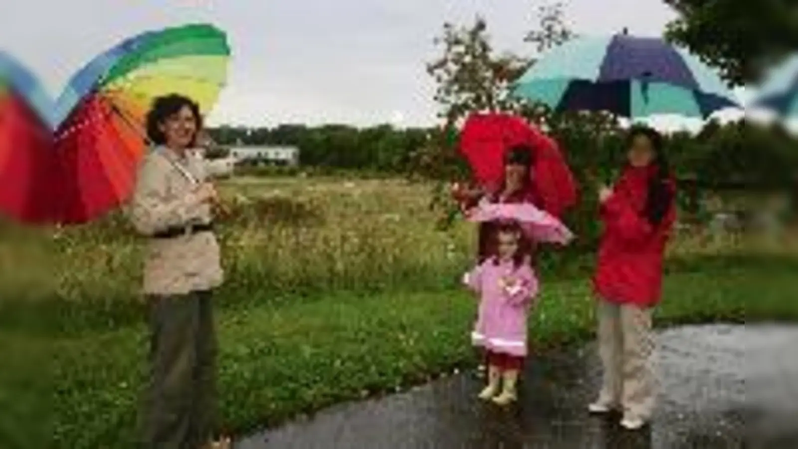 Da soll sie hin die eigene Realschule für Poing  meinen die Initiatorinnen von Pro Realschule (v. li.) Claudia Demmel, Sonja Schoenle und Tochter Veronika sowie Sandra Kerscher.	 (Foto: pt)