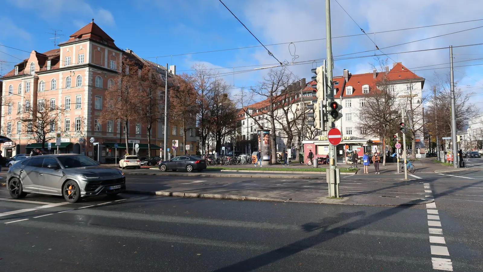 Durch eine Anpassung der Ampel sollen Fußgänger am Leonrodplatz künftig sicher überqueren, ohne von linksabbiegenden Autos gefährdet zu werden. Der BA verabschiedete dazu kürzlich einen Antrag. (Foto: Beatrix Köber)