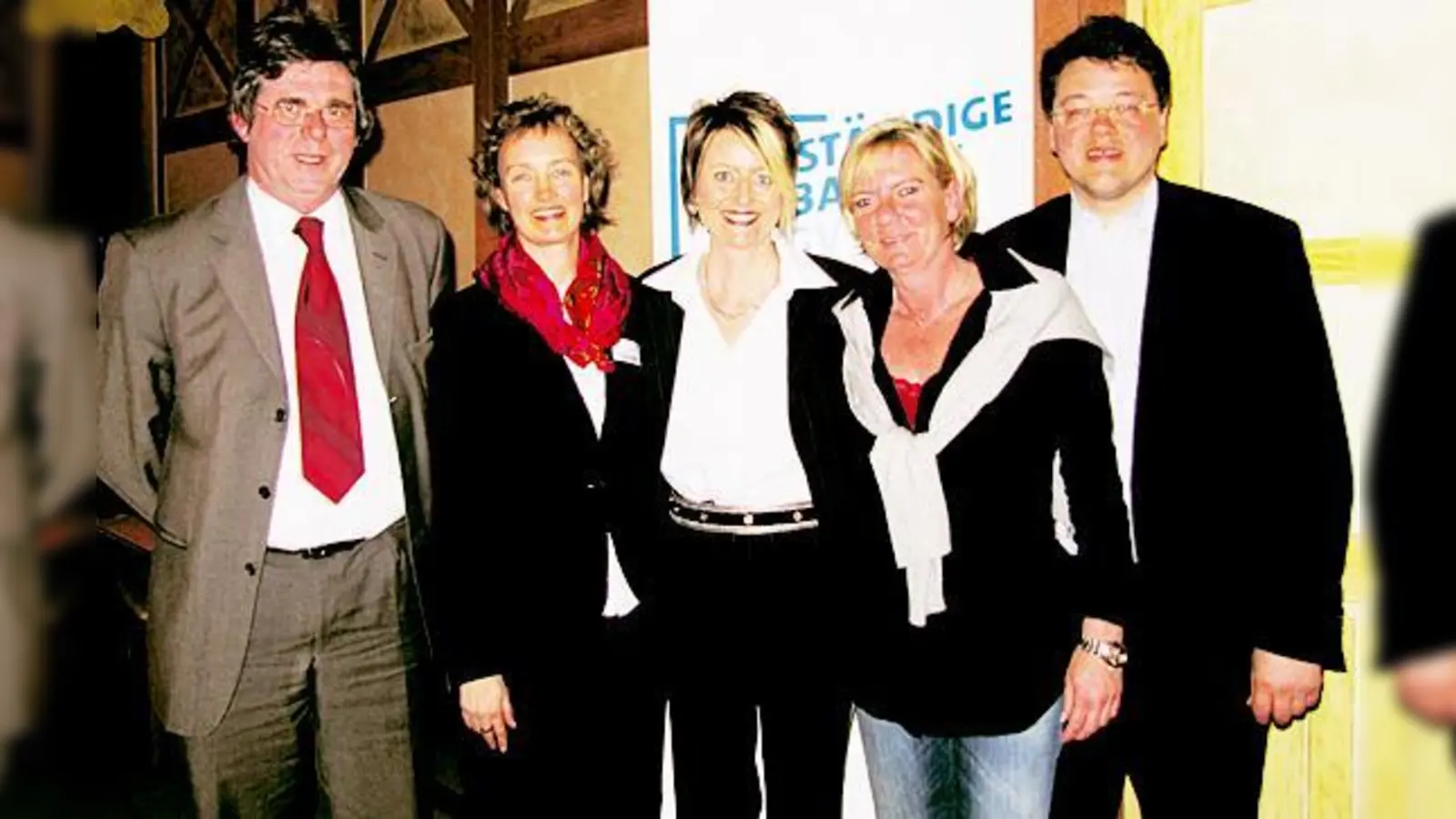 Der neue Vorstand des Gewerbeverbands Ottobrunn: (v. l.) Anton Wallisch, Gabriele Donath, Stefanie Nytsch, Claudia Baethe. Es gratuliert: Bürgermeister Thomas Loderer.   (Foto: Woschée)