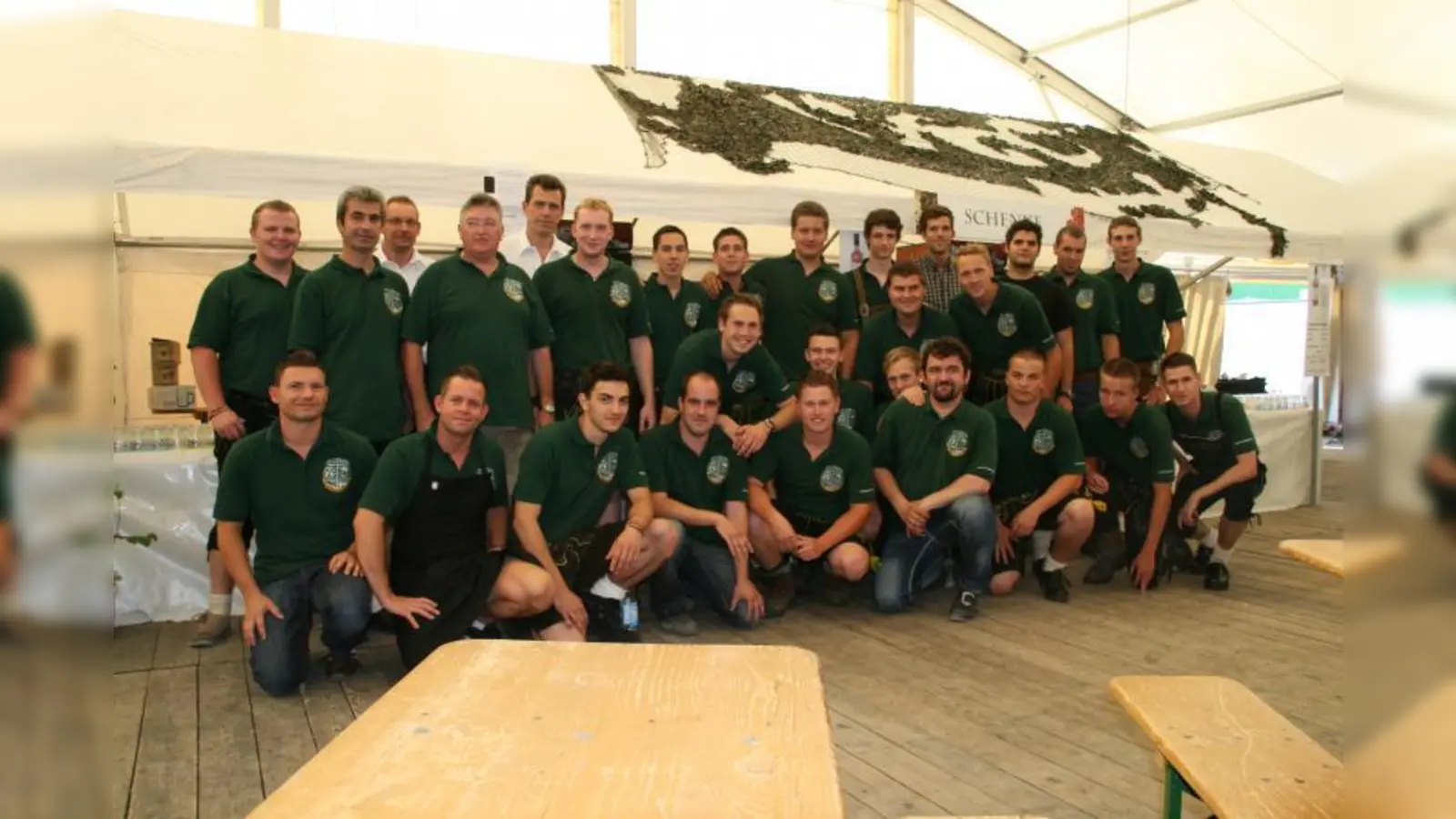 Mitglieder des Burschenverein bereit für den großen Ansturm (Foto: © Burschenverein Aubing e.V.)