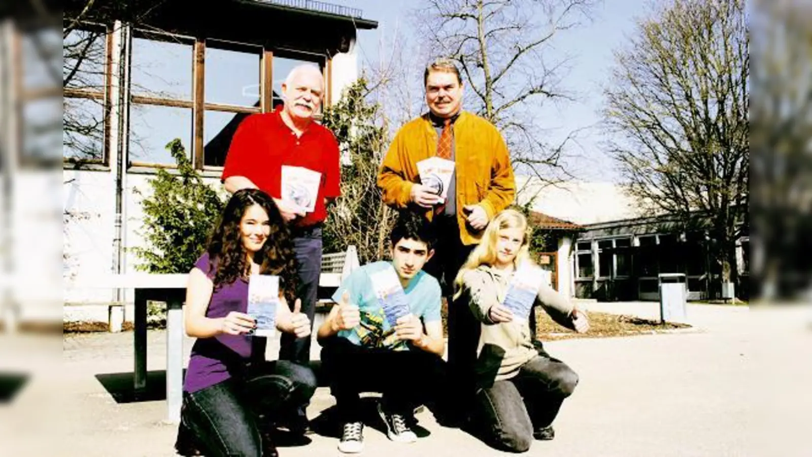 »Daumen hoch« für neue Paten: Rektor Klaus-Peter Mauser, Koordinator ­Johann Limbrunner (stehend, von links) sowie die Schüler Carla, Mirwais und Yvonne hoffen auf engagierte Berufstätige aus dem Münchner Norden.	 (Foto: em)
