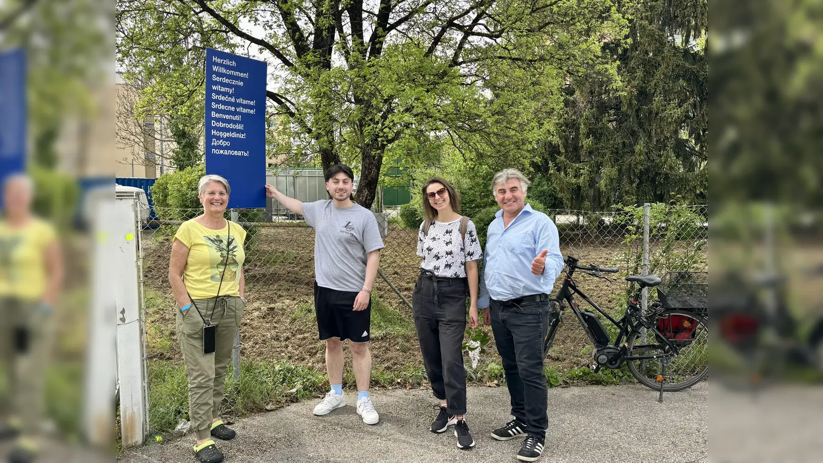 Nahe des Kreisels an der Paul-Gerhardt-Allee soll ein Gemeinschaftsgarten entstehen.Angela Selleneit, Can Cicek, Aneta Wolf und Adam Cicek (von links) haben schon mal die Initiative ergriffen. (Foto: Ulrike Seiffert)